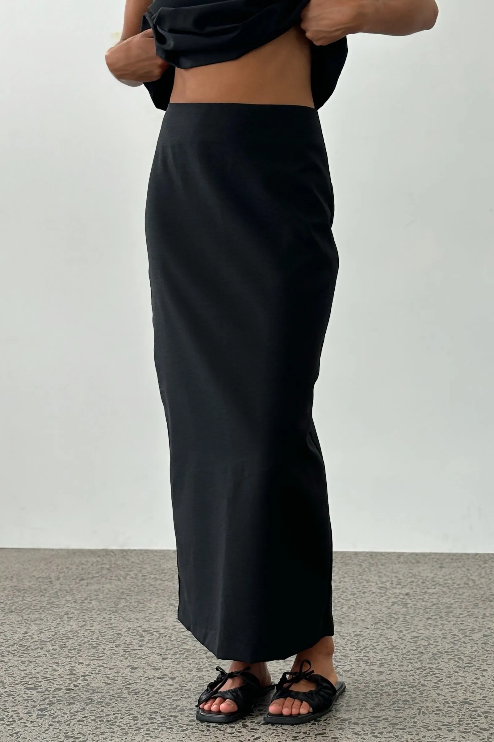 Slim Straight Skirt in Black